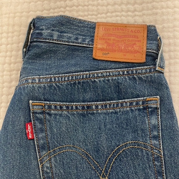 Levi’s 501 women’s button fly jeans. Raw edge hem. 29 Waist. - Picture 2 of 5
